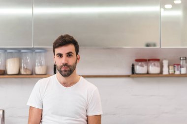 Mutfakta duran yakışıklı adamın fotoğrafı..