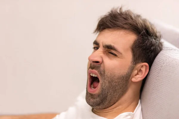 Foto del hombre barbudo despertando por la mañana. —  Fotos de Stock