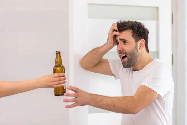 Foto do homem sendo animado sobre garrafa de cerveja pela manhã. — Fotografia de Stock