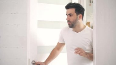 Sabahleyin sakallı adamın 4K videosu..