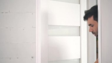 Sakallı adamın bira içtiği 4K video..