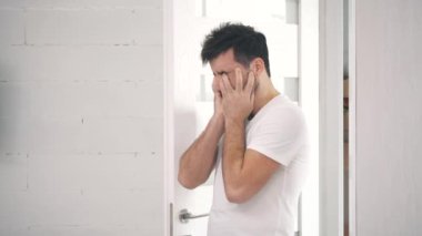 Sabahın 4 'ünde elinde bira şişesi olan bir adamın videosu..