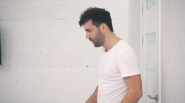 Beyaz arka planda bira içen adamın 4k videosu.