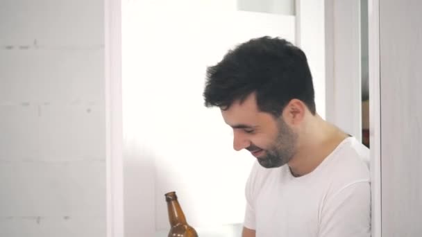 4k video di uomo barbuto bere birra. — Video Stock