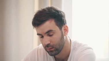 İş adamının sıcak kahve içerken akıllı telefon kullandığı 4K video..