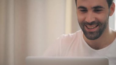 Pozitif adamın uzaktan çalıştığı 4K video..