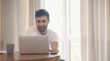 Masada oturup dizüstü bilgisayarla çalışan bir adamın 4K videosu..