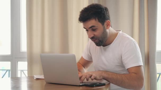 4k vídeo de empresário trabalhando no laptop e bebendo chá em casa. — Vídeo de Stock