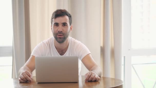 Ofisteki masasında oturan genç adamın 4K videosu.. — Stok video