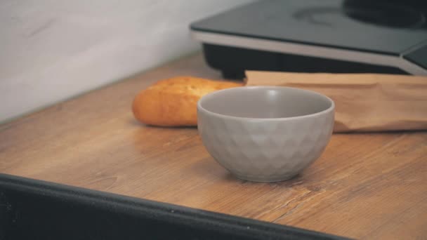 Vidéo 4k de flocons de céréales tombant dans une assiette de petit déjeuner. — Video