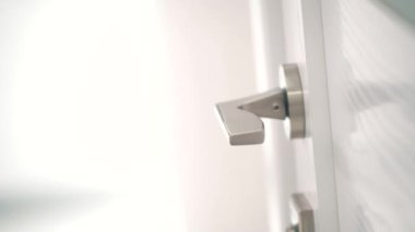 Erkek elinin kapıyı açtığı 4K yavaş çekim videosu. Kapı kavramı.