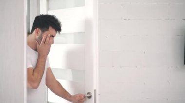 Sabah yorgun bir adamın baş ağrısının 4k yavaş videosu..