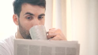 Gazete okuyan sakallı adamın 4k yavaş görüntüsü.