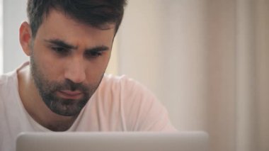 Masada dizüstü bilgisayarla çalışan bir adamın 4K yavaş çekim videosu..