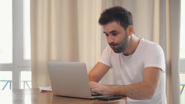 4k spowolnienie wideo człowieka siedzi przy stole pracy z laptopem. — Wideo stockowe