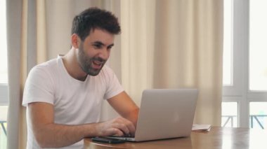 Pozitif adamın uzaktan çalıştığı 4k yavaş çekim videosu.