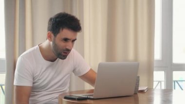 Pozitif adamın uzaktan çalıştığı 4k yavaş çekim videosu.