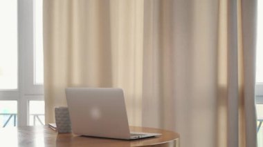 İş adamının dizüstü bilgisayarda çalışıp evde çay içişini gösteren 4k yavaş çekim videosu.