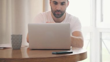 4K yavaş çekim videosu. Çalışırken çok zorlanan genç adam..