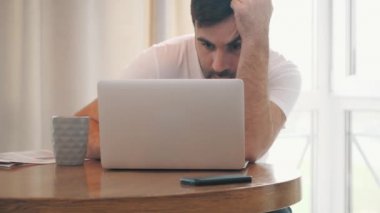 4K yavaş çekim videosu. Çalışırken çok zorlanan genç adam..