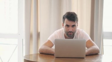 Genç adamın ofisinde masasında otururken 4K yavaş çekim videosu..