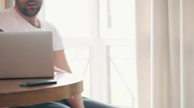 4K yavaş çekim videosu. Çalışırken çok zorlanan genç adam..