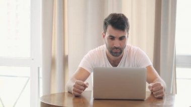 Genç adamın ofisinde masasında otururken 4K yavaş çekim videosu..