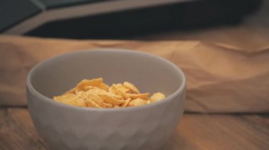 Süt, bir kase mısır gevreğine 4 km yavaş çekim videosunda dökülüyor..