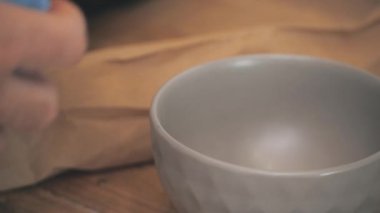 Kahvaltı tabağına düşen gevrek gevreklerinin 4k yavaş videosu.