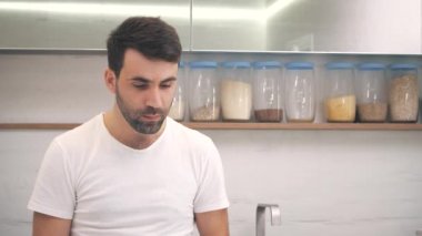 Adamın bir somun ekmeği tutarken ve yaralı parmağını fark ederken 4K yavaş çekim videosu..