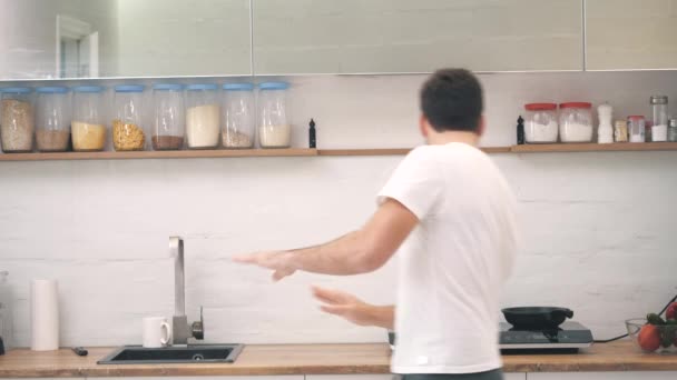 4k-Zeitlupenvideo eines jungen Mannes in der Küche, der etwas kochen will. — Stockvideo