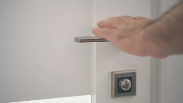 4k slow motion vídeo de mão masculina abrindo a porta. — Vídeo de Stock