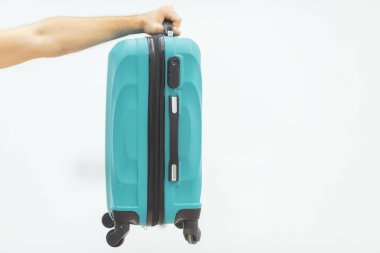 El ele tutuşan bavullar beyazlar üzerinde izole edilmiş..