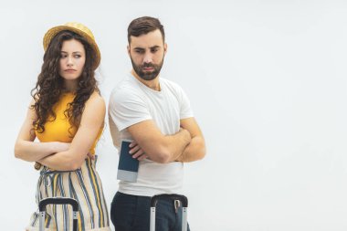 Pasaportu beyaz arka planda izole edilmiş seyahat biletleriyle ellerinde tutarken çekilmiş bir çift resmi.