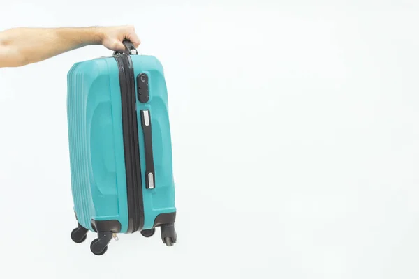 Eine Hand hält Koffer isoliert auf weißem Grund. — Stockfoto