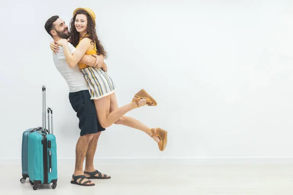 Junges, lässiges Paar schaut einander an, während Mann Frau in den Händen hält. — Stockfoto