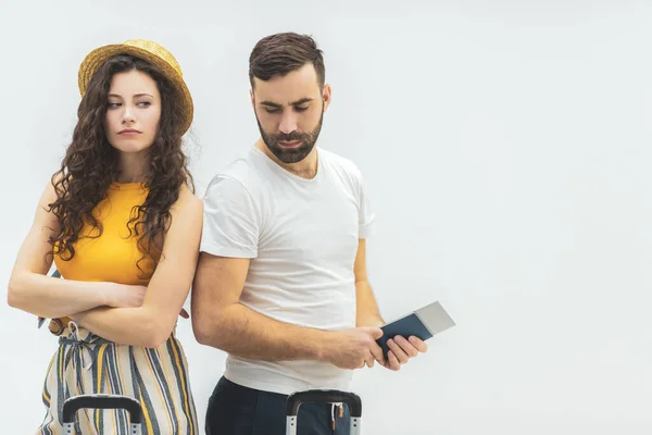 Foto onde casal com uma mala e documentos. — Fotografia de Stock