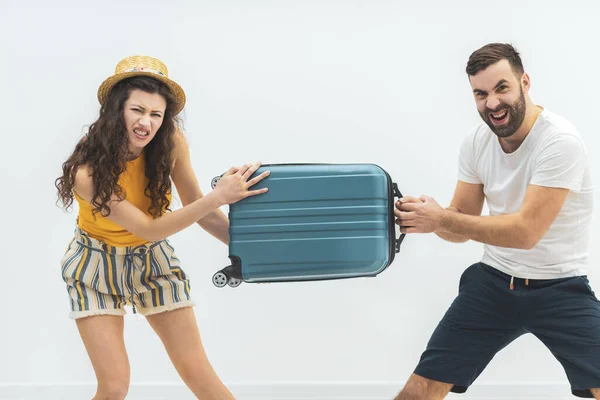 Foto waar man en vrouw grote koffers vasthouden om te reizen. — Stockfoto