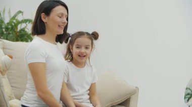 Anne ve kızının evde oynadığı 4k yavaş çekim videosu..