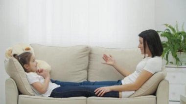 4k video anne ve küçük kız dostça sohbet zevk.