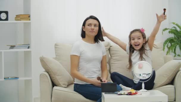 4k βίντεο βραδείας κίνησης της μητέρας και της κόρης παίζουν μαζί στο σπίτι. — Αρχείο Βίντεο