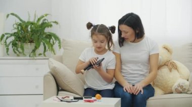 4k yavaş çekimde küçük kız ve annesinin makyaj yaptığı video..