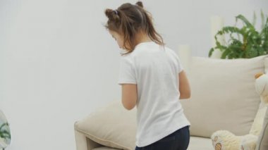 4K videoda küçük bir kız makyaj yapmaya çalışıyor..