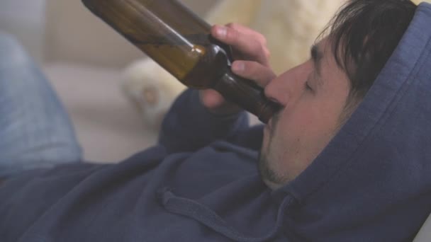 4k video donde el hombre está en primer plano mirando la foto de su familia bebiendo cerveza. — Vídeos de Stock