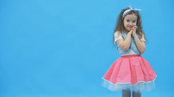 4k slow motion vídeo onde menina bem vestida está posando para uma foto. — Vídeo de Stock