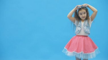 4K yavaş çekim videosunda bir kız saçına dokunuyor..