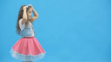 4K yavaş çekim videosunda bir kız saçına dokunuyor..