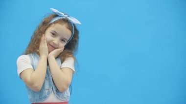 4k yavaş çekim yakın çekim videosu. İyi giyimli bir kız fotoğraf için poz veriyor..