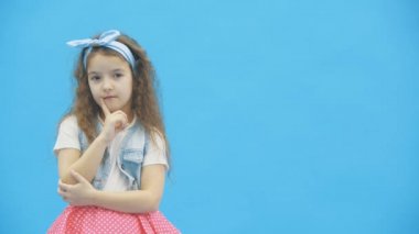 Küçük kız 4K yavaş çekim videosunda bir şeyler düşünüyor..