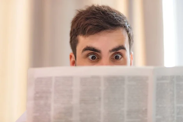Bild av människan blir upphetsad genom att läsa nyheter i tidningen. — Stockfoto